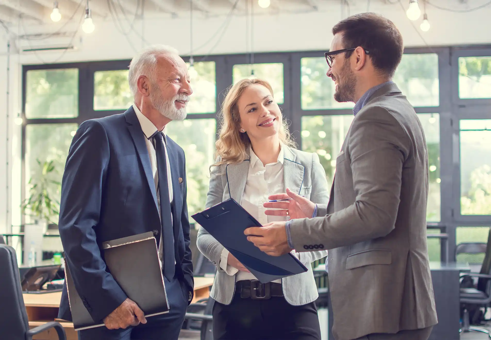 Ejecutivos cerrando acuerdo de colaboración en intermediación estratégica
