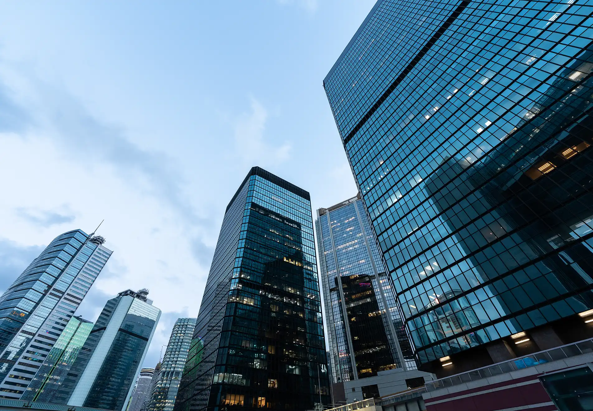 Rascacielos representando alcance y límites en operaciones corporativas estratégicas
