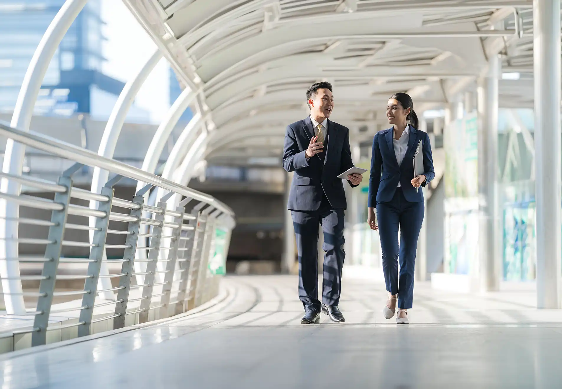Profesionales en corredor corporativo representando red de asociados estratégicos
