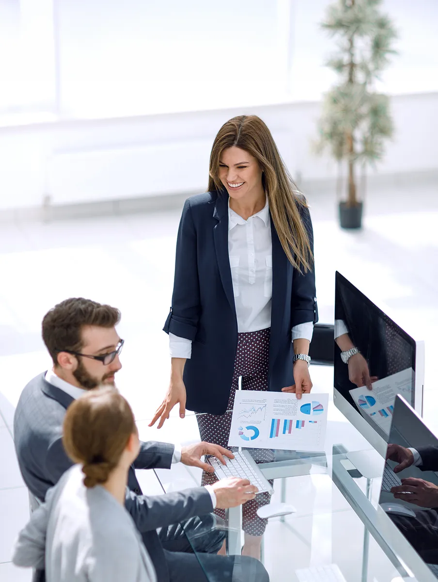 Equipo corporativo en reunión de estructuración de servicios estratégicos
