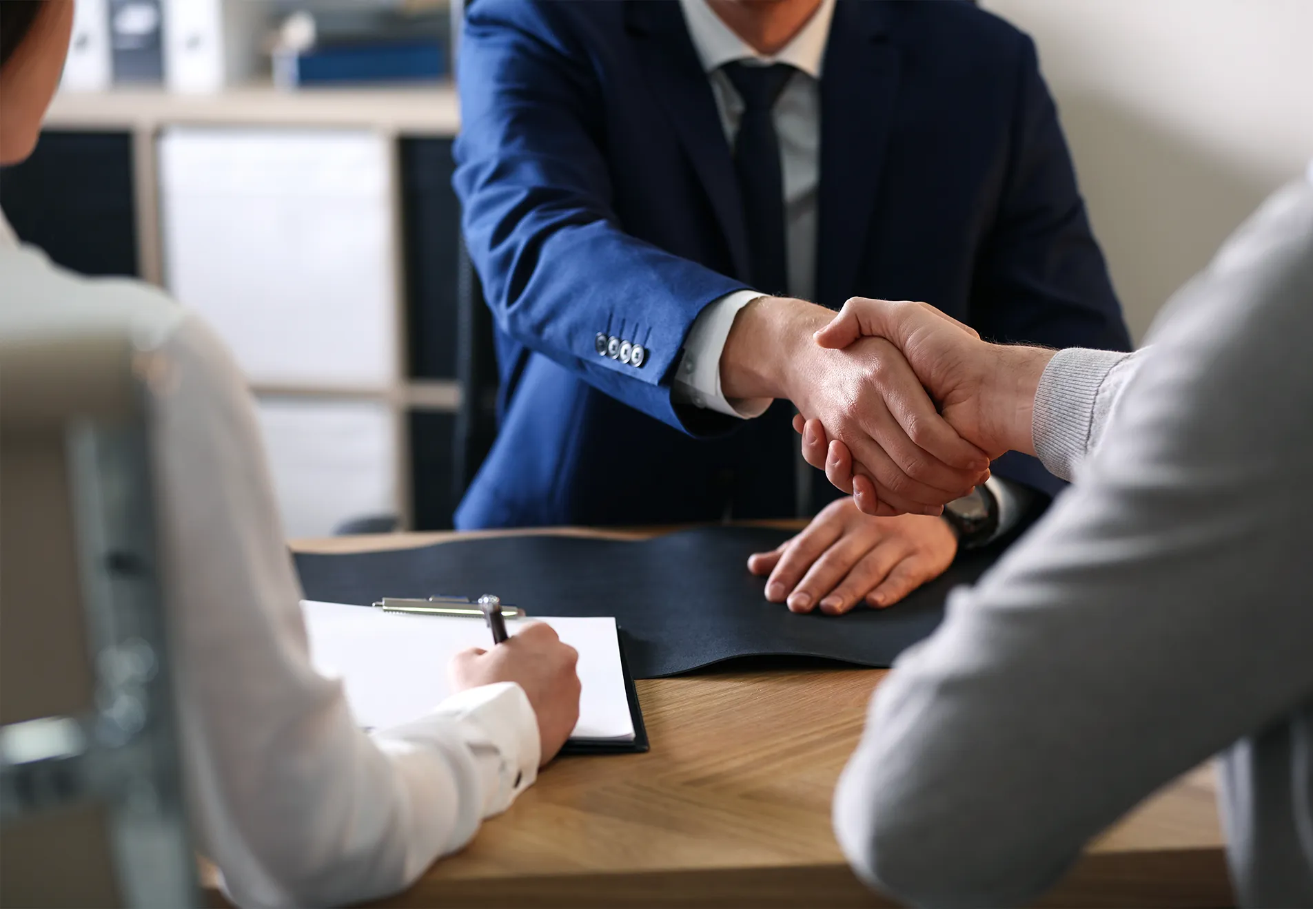 Ejecutivos cerrando acuerdo digital en proceso de intermediación estratégica
