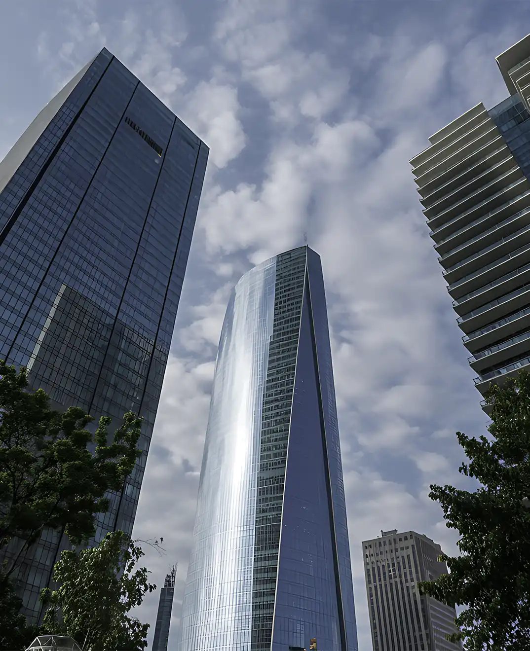 Rascacielos corporativo representando solidez en servicios de intermediación estratégica
