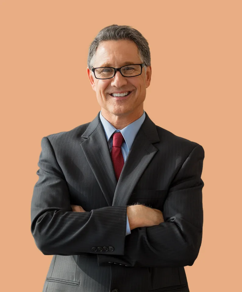 Ejecutivo con corbata roja representando perfil de asociado estratégico corporativo
