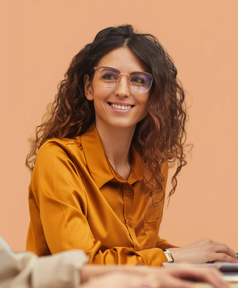 Profesional en entorno corporativo representando red de asociados REGIUS
