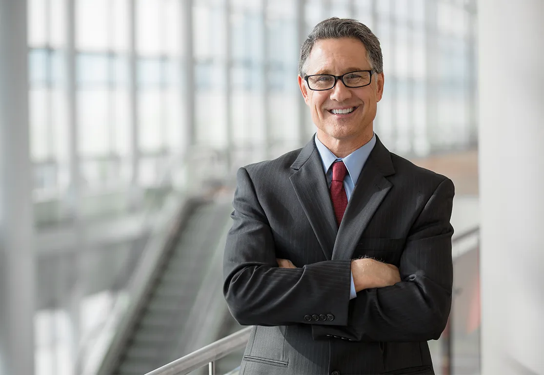 Ejecutivo senior representando marco de actuación estratégica institucional
