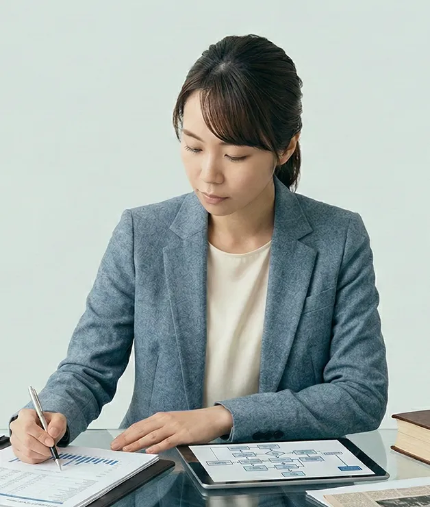 Profesional tomando notas en proceso de evaluación estratégica
