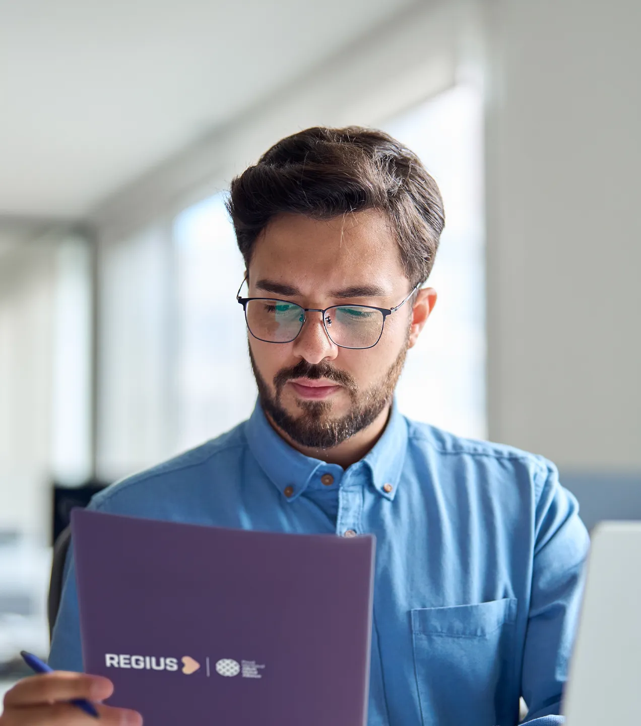 Profesional con tablet en proceso de enfoque estratégico corporativo
