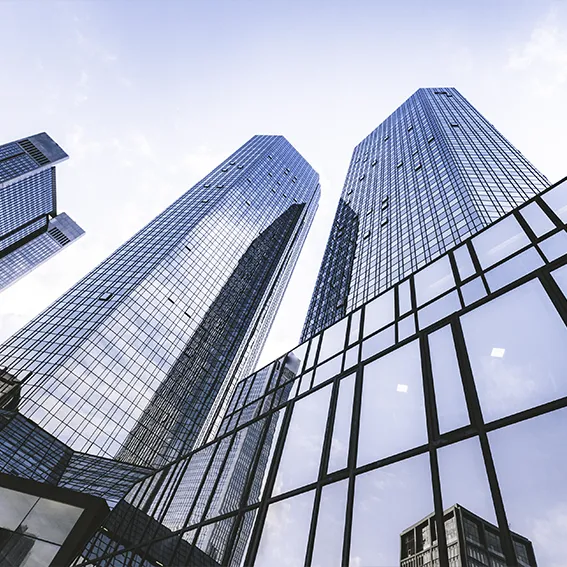 Rascacielos representando solidez institucional en enfoque estratégico de REGIUS
