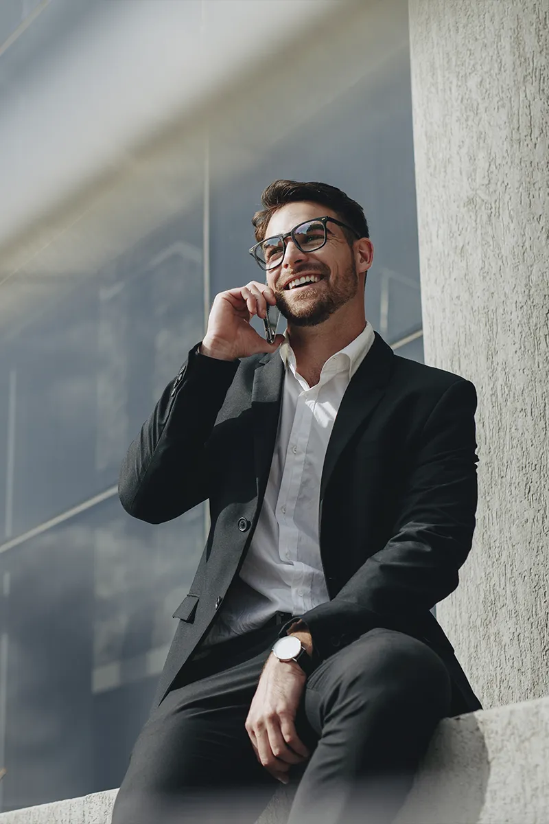 Ejecutivo gestionando comunicaciones estratégicas en entorno corporativo
