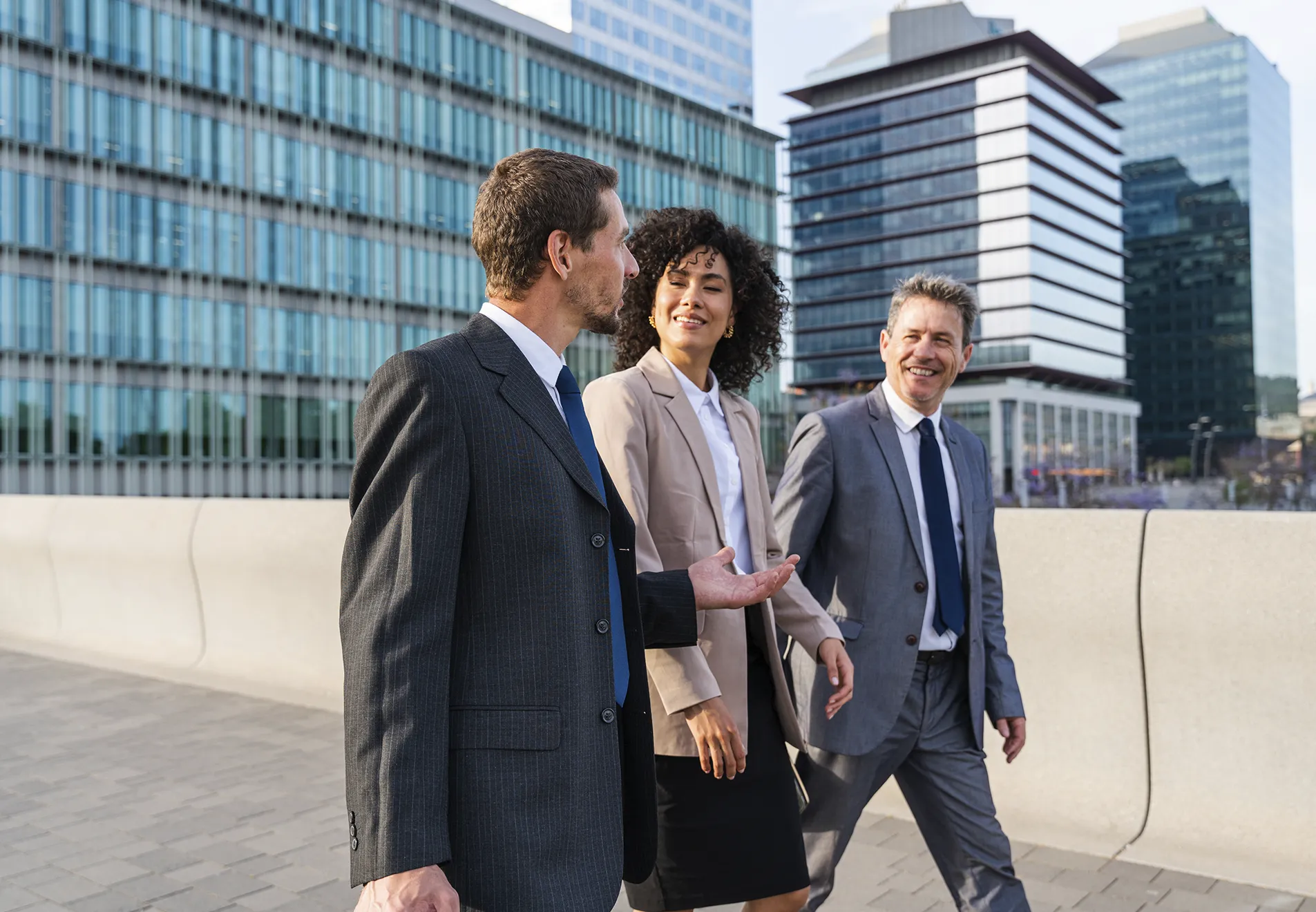 Profesionales en movimiento representando red de asociados estratégicos
