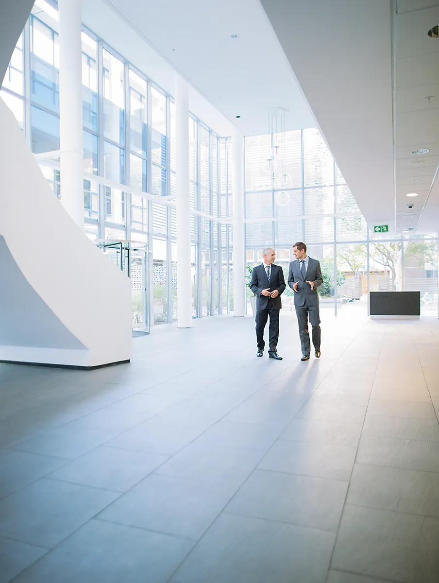 Profesionales en corredor corporativo representando programa de asociados estratégicos
