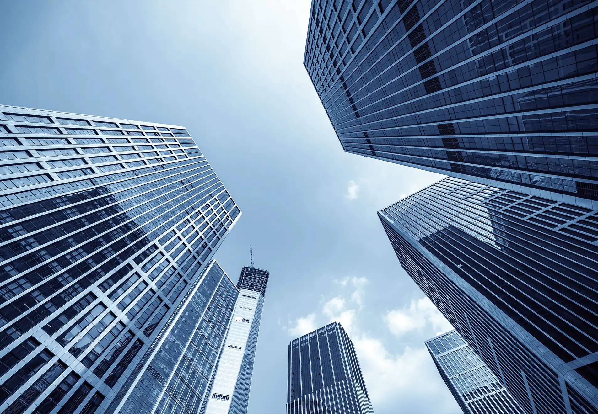 Rascacielos en perspectiva representando solidez del programa de asociados estratégicos
