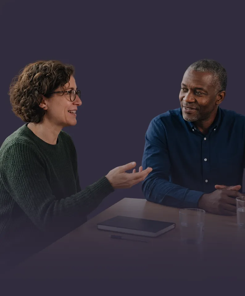 Profesionales en entorno oscuro en proceso de incorporación estratégica
