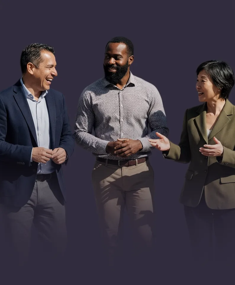 Profesionales cerrando acuerdo en proceso de incorporación estratégica
