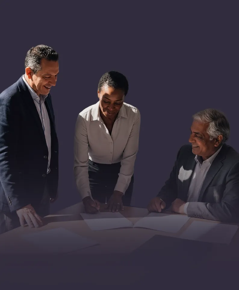 Ejecutivos en networking representando proceso de incorporación a red estratégica
