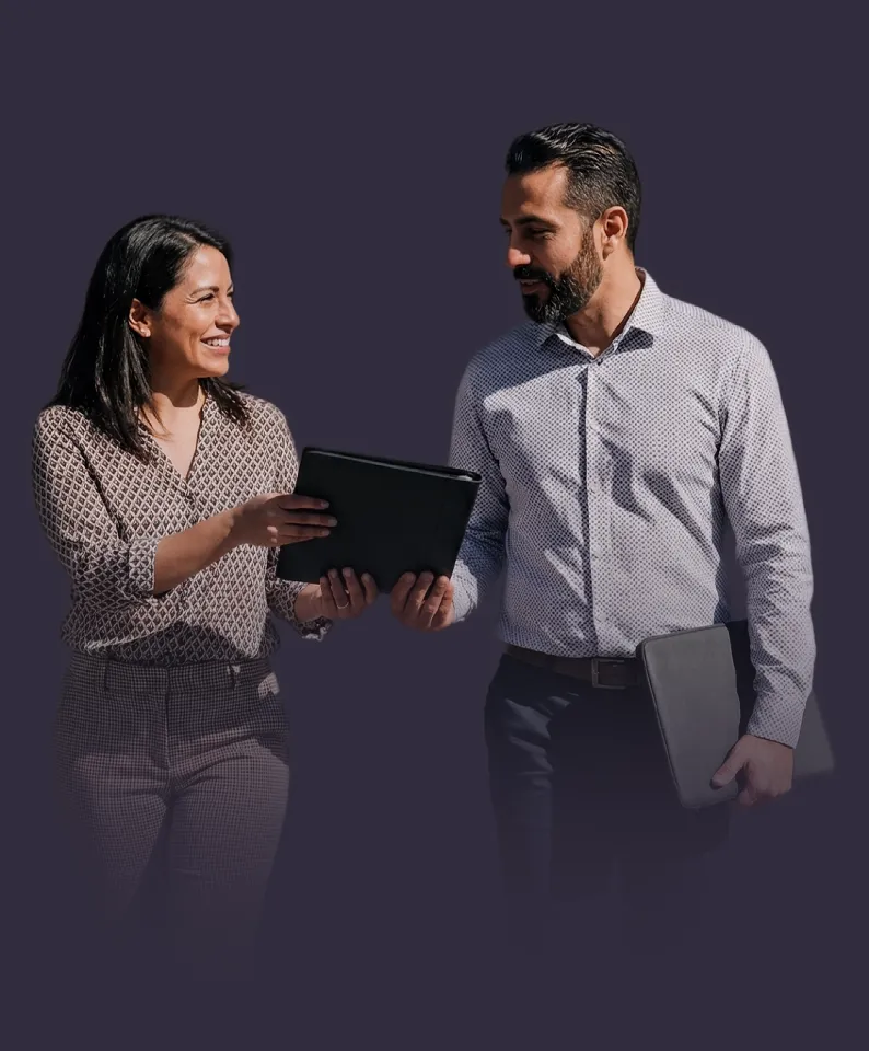 Profesional con tablet en proceso de incorporación como asociada estratégica
