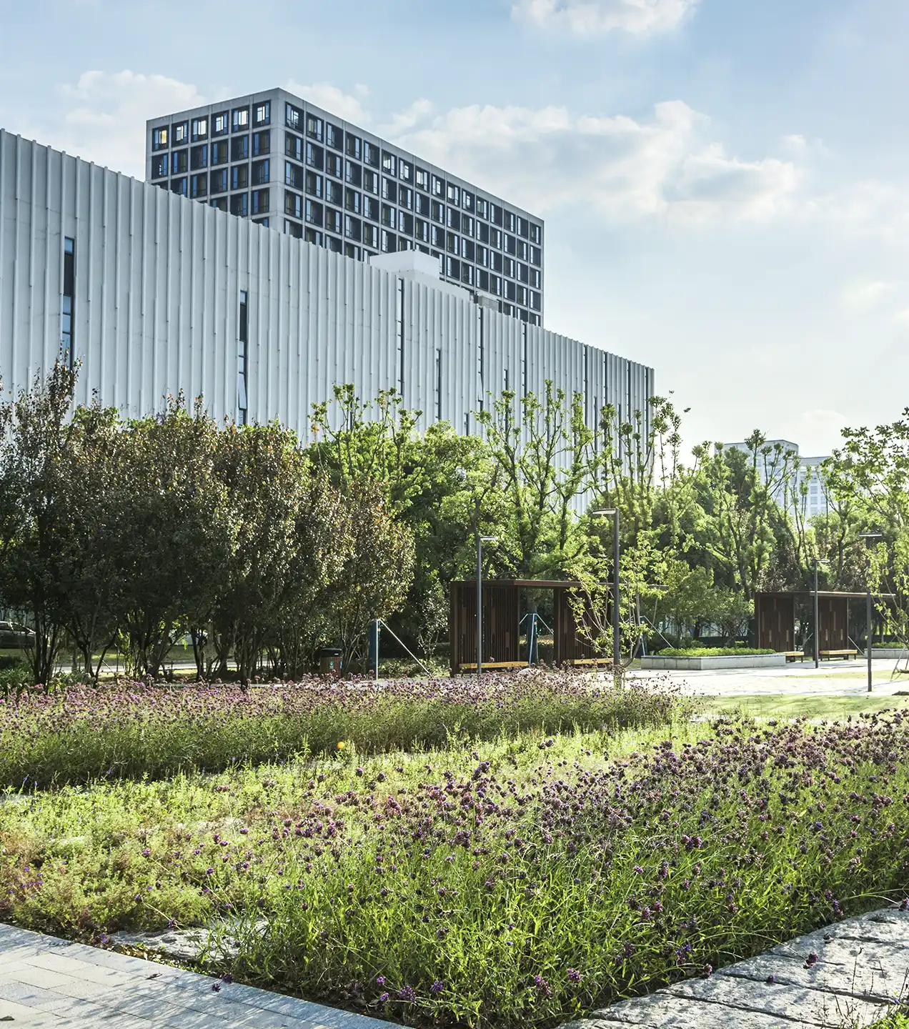 Edificio corporativo con jardín representando entorno de incorporación institucional
