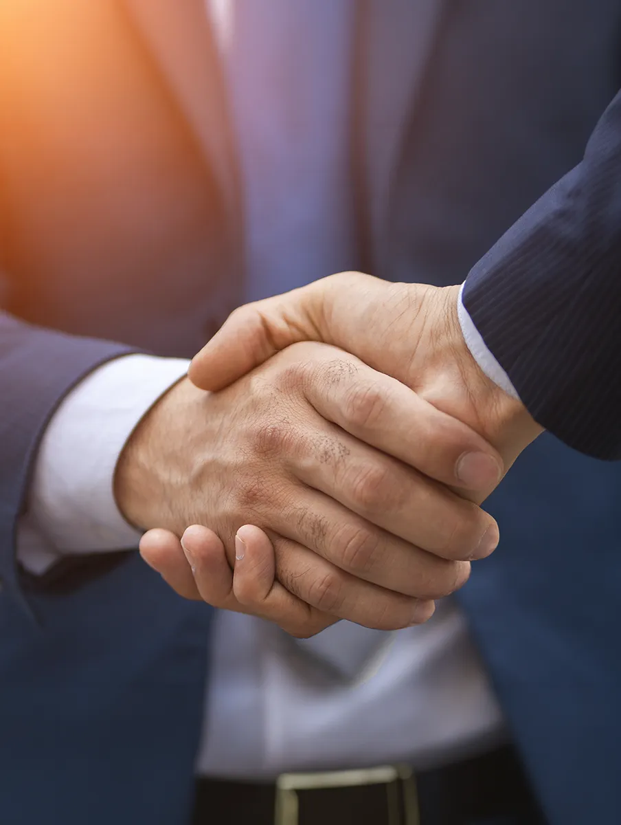 Apretón de manos representando cierre de caso en gestión estratégica corporativa
