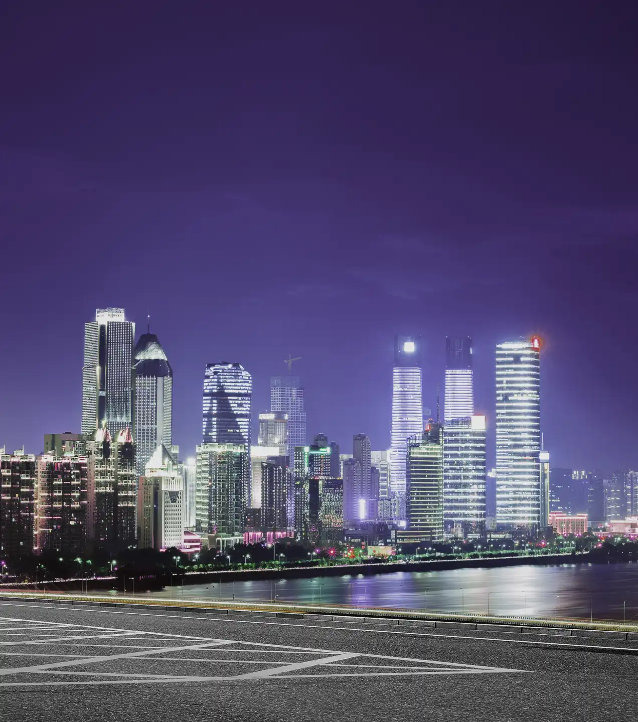 Skyline nocturno representando alcance internacional en gestión de casos estratégicos
