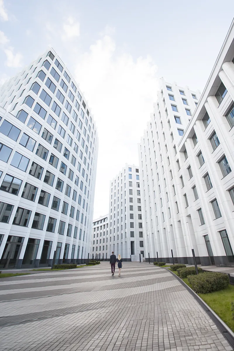 Edificios corporativos representando gestión de casos en intermediación estratégica
