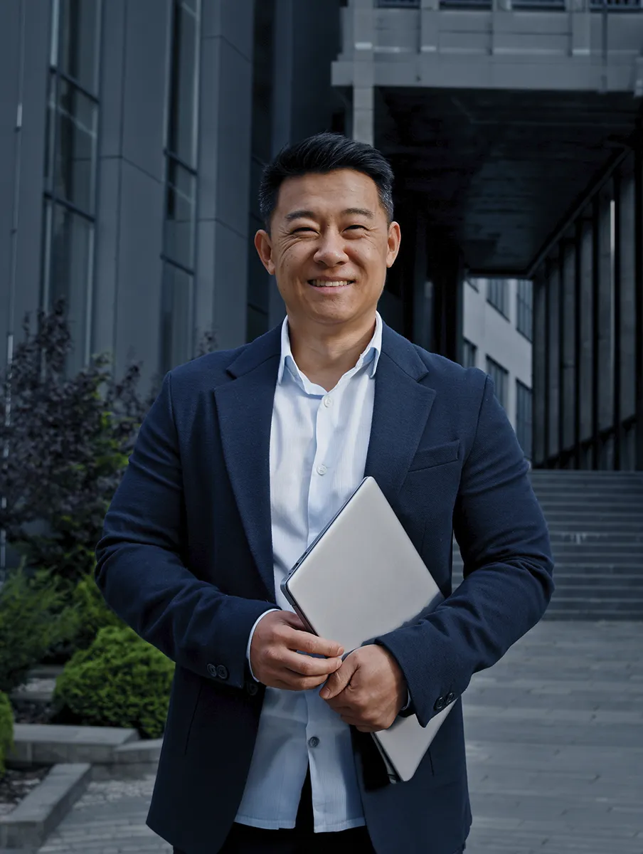 Ejecutivo con documentos representando naturaleza de la relación económica estratégica
