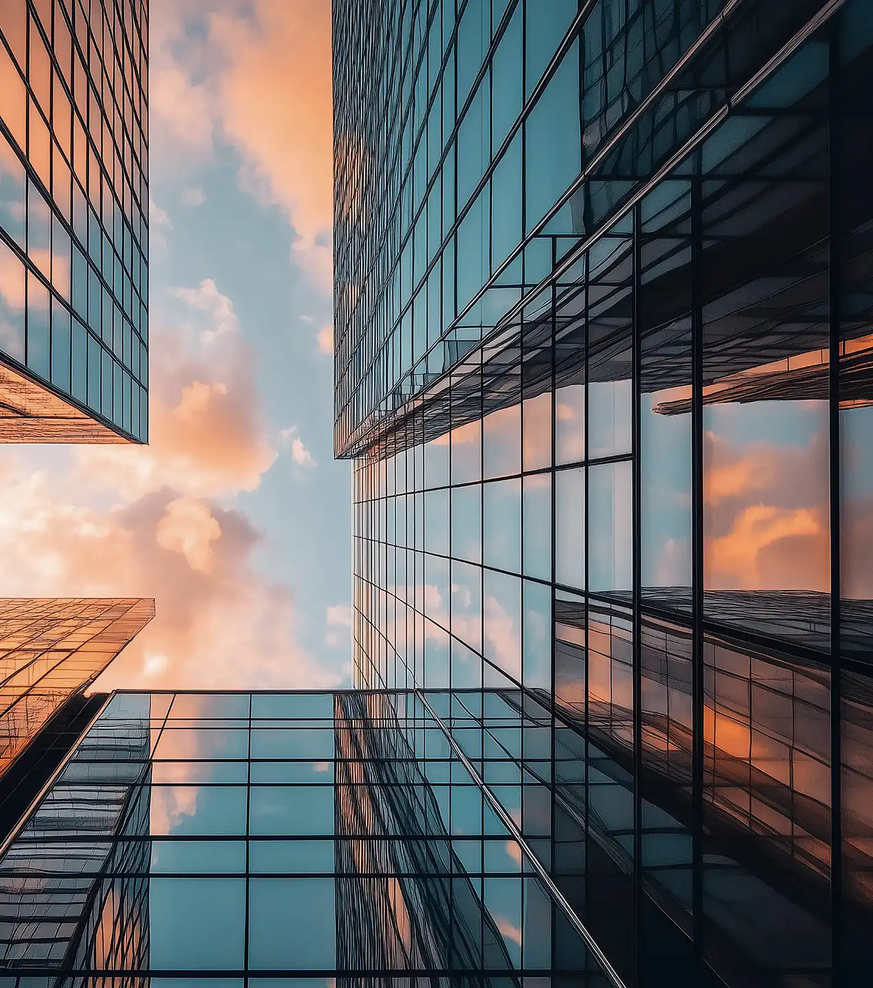 Edificio corporativo con reflejo representando solidez en relación económica institucional
