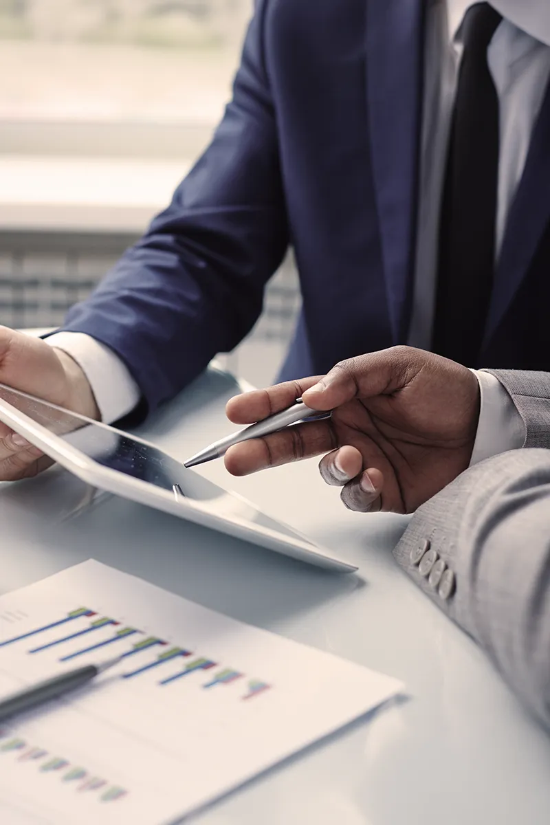 Profesionales con planos representando límites operativos en intermediación estratégica
