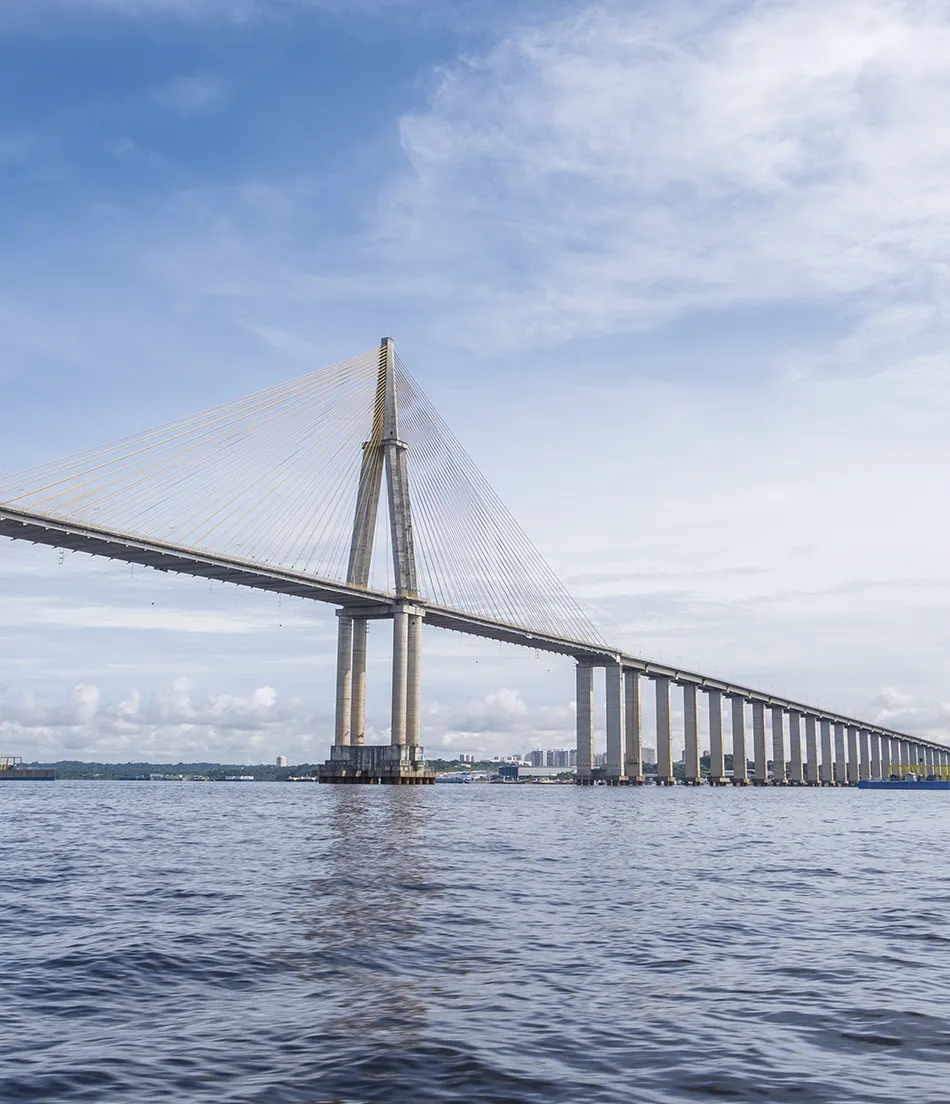 Puente sobre agua representando caso tipo en operaciones estratégicas de infraestructura
