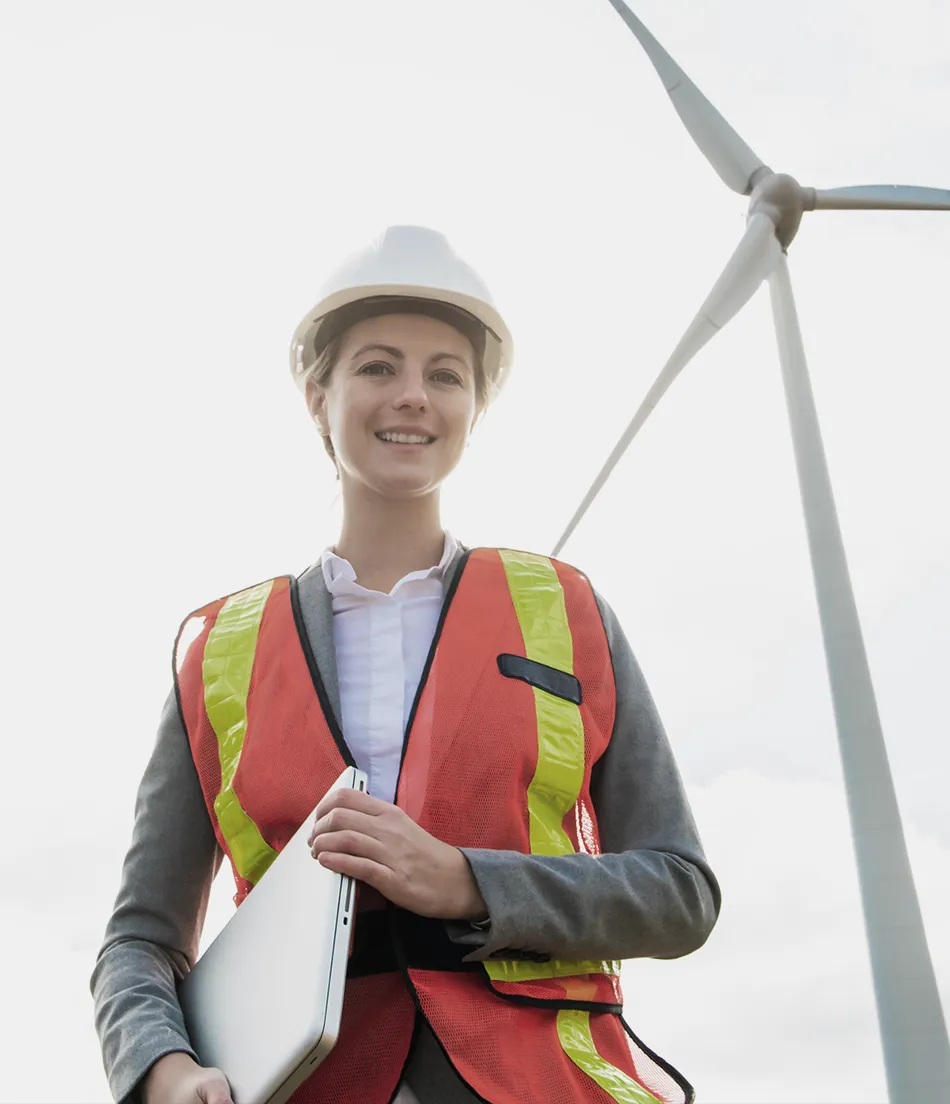 Ingeniera en sector de energía renovable representando alcance sectorial estratégico