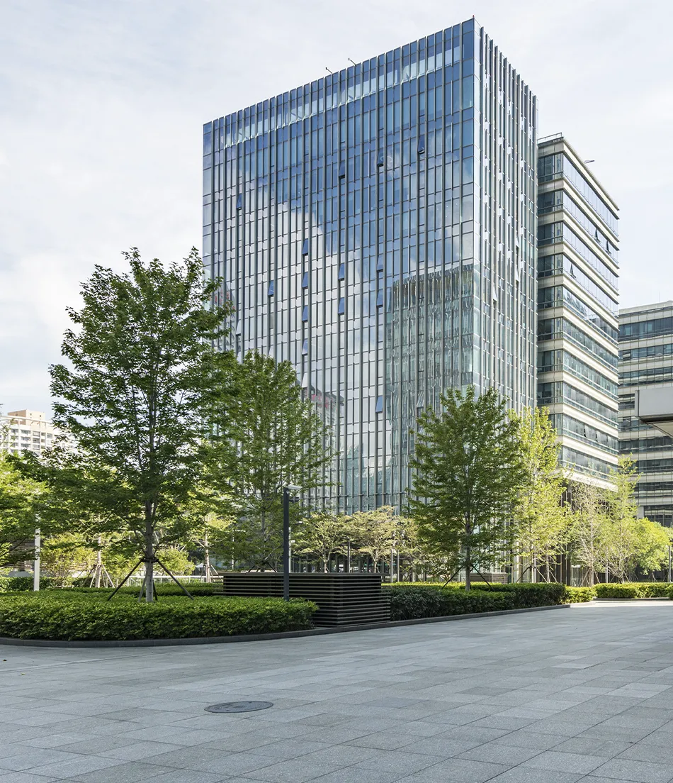 Edificio corporativo frente al agua representando caso tipo en operaciones inmobiliarias
