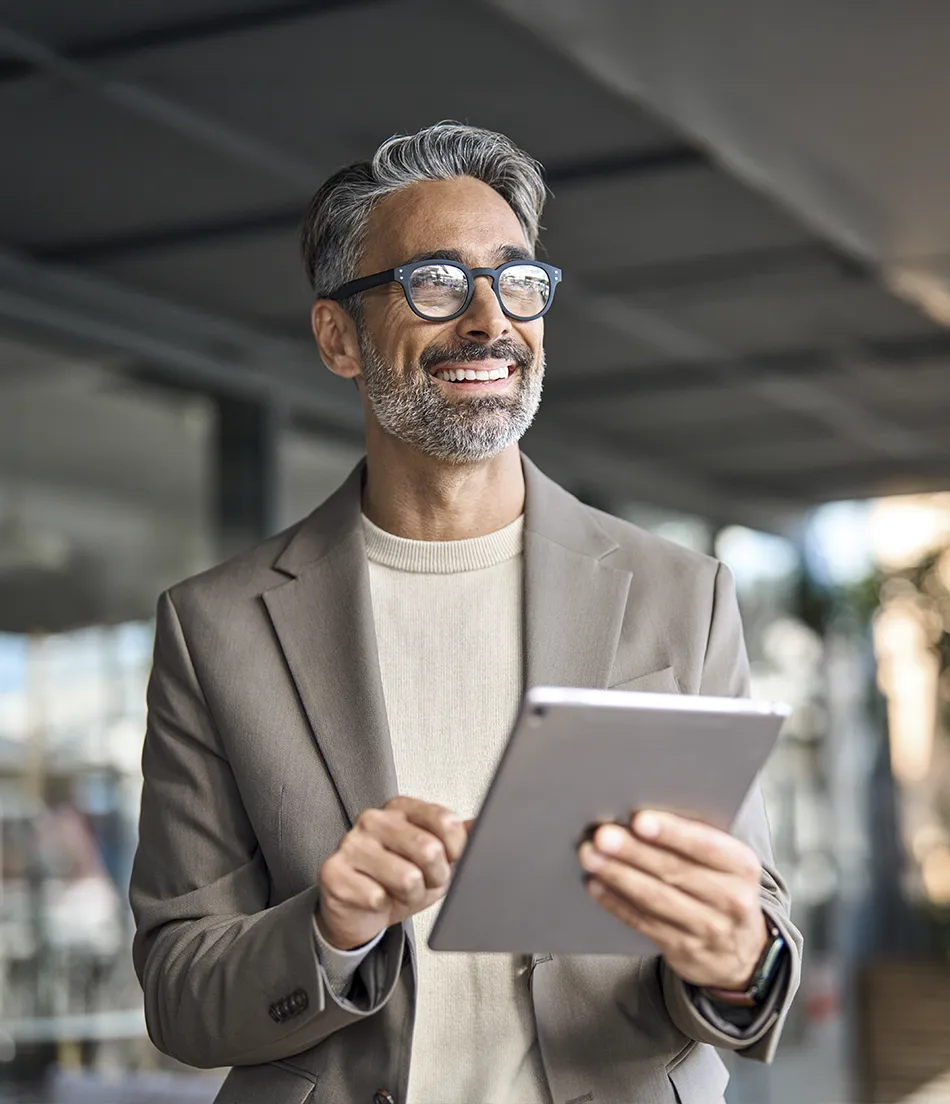 Ejecutivo con tablet representando caso tipo en facilitación estratégica digital
