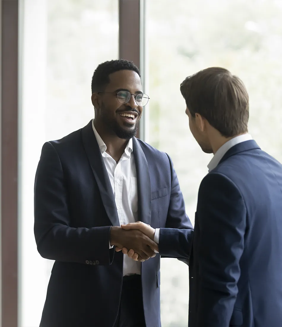Ejecutivos en discusión representando caso tipo en intermediación estratégica corporativa
