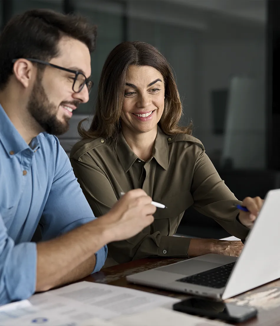 Ejecutivos colaborando representando caso tipo en asociación estratégica corporativa
