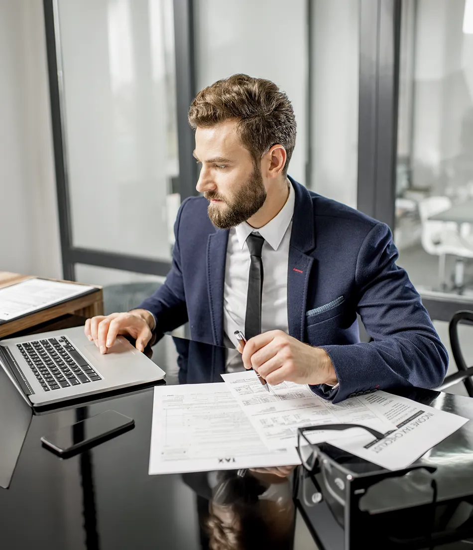 Ejecutivo con documentos representando caso tipo en estructuración operativa
