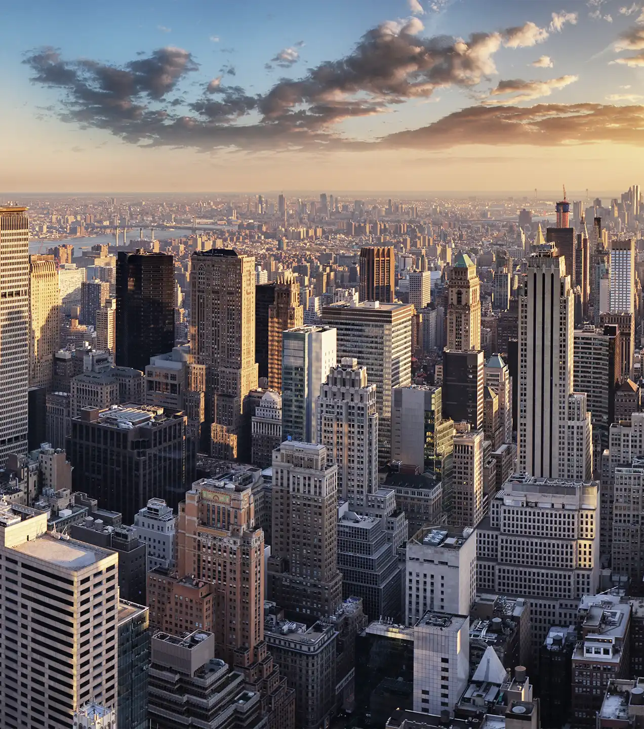 Skyline urbano representando experiencia aplicada en operaciones estratégicas internacionales
