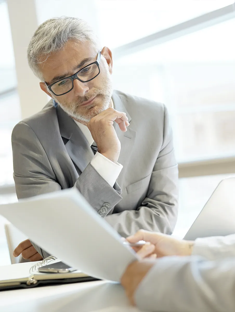 Ejecutivo revisando documentos representando experiencia aplicada en consultoría estratégica
