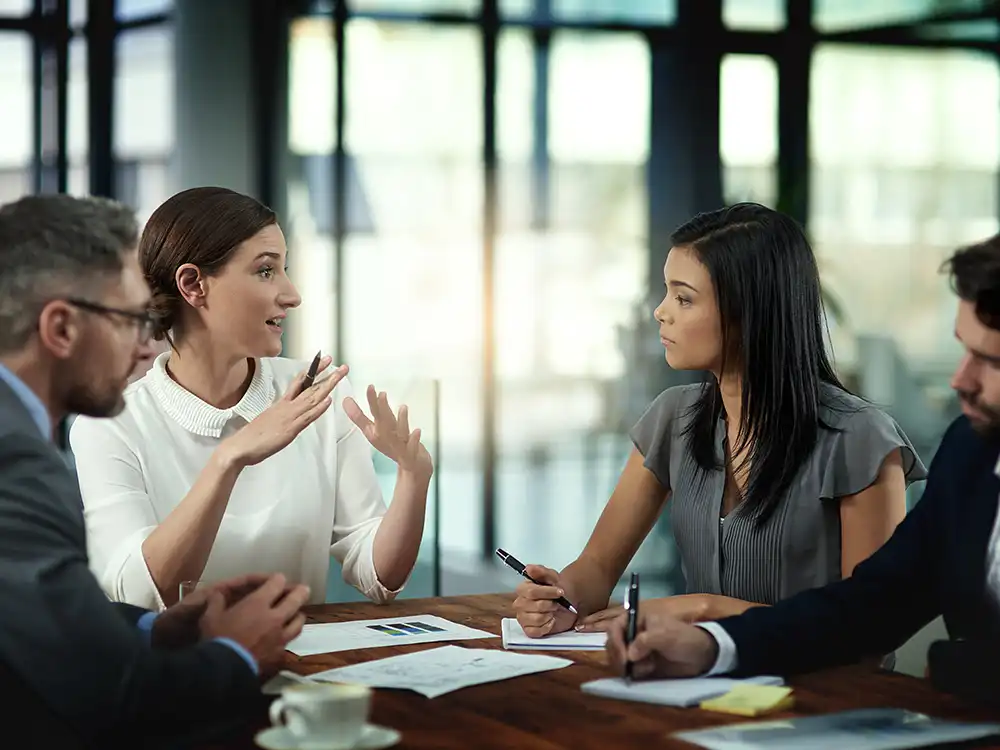 Equipo corporativo en discusión de facilitación estratégica institucional
