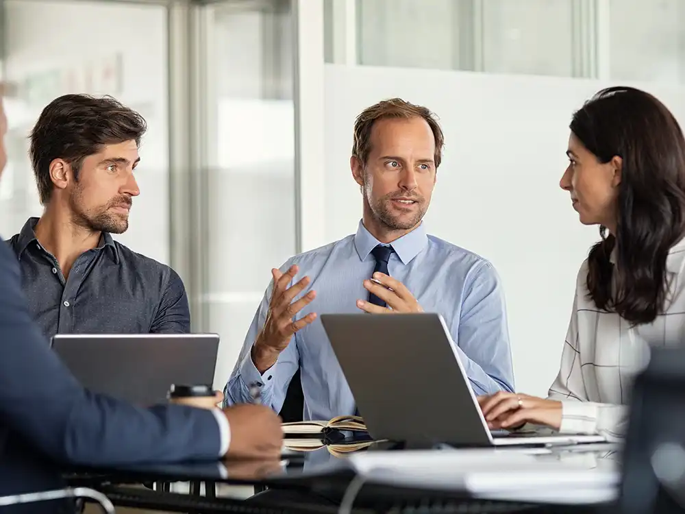 Equipo corporativo con laptops en proceso de estructuración estratégica
