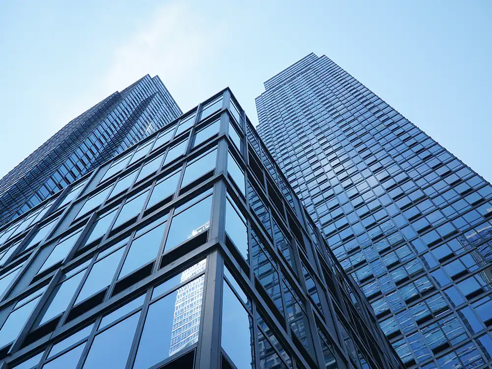 Rascacielos en perspectiva representando solidez en operaciones corporativas estratégicas
