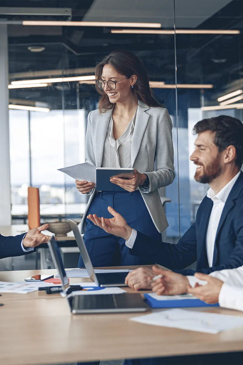 Ejecutiva con portapapeles representando roles en programa de asociados estratégicos
