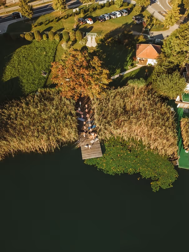 Luftaufnahme des Yoga am Seerosensteg Pörtschach am Wörthersee aus der Vogelperspektive