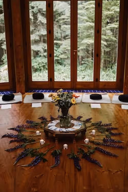 Yoga Retreat am Seerosensteg Pörtschach, Juni 2023 – Yogaübungen in der Natur