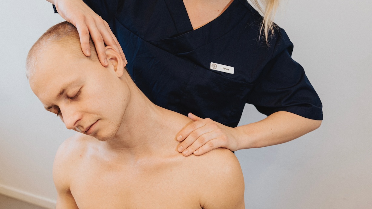 Naprapatbehandling av spänningshuvudvärk