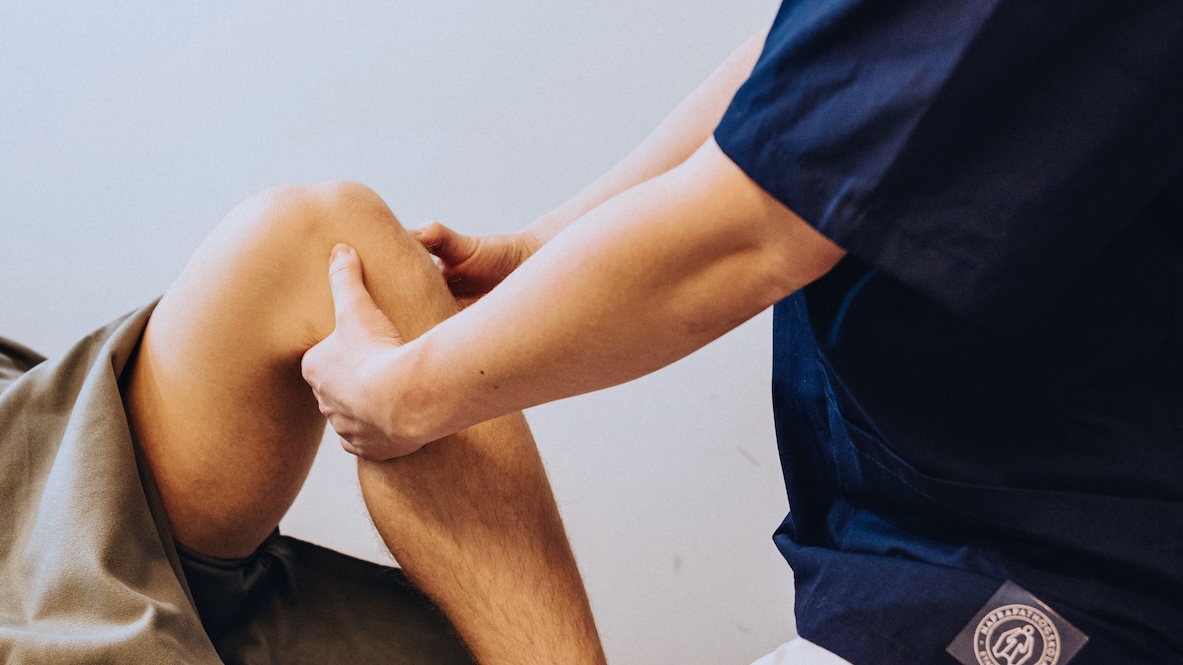 Naprapatbehandling av ont i knät