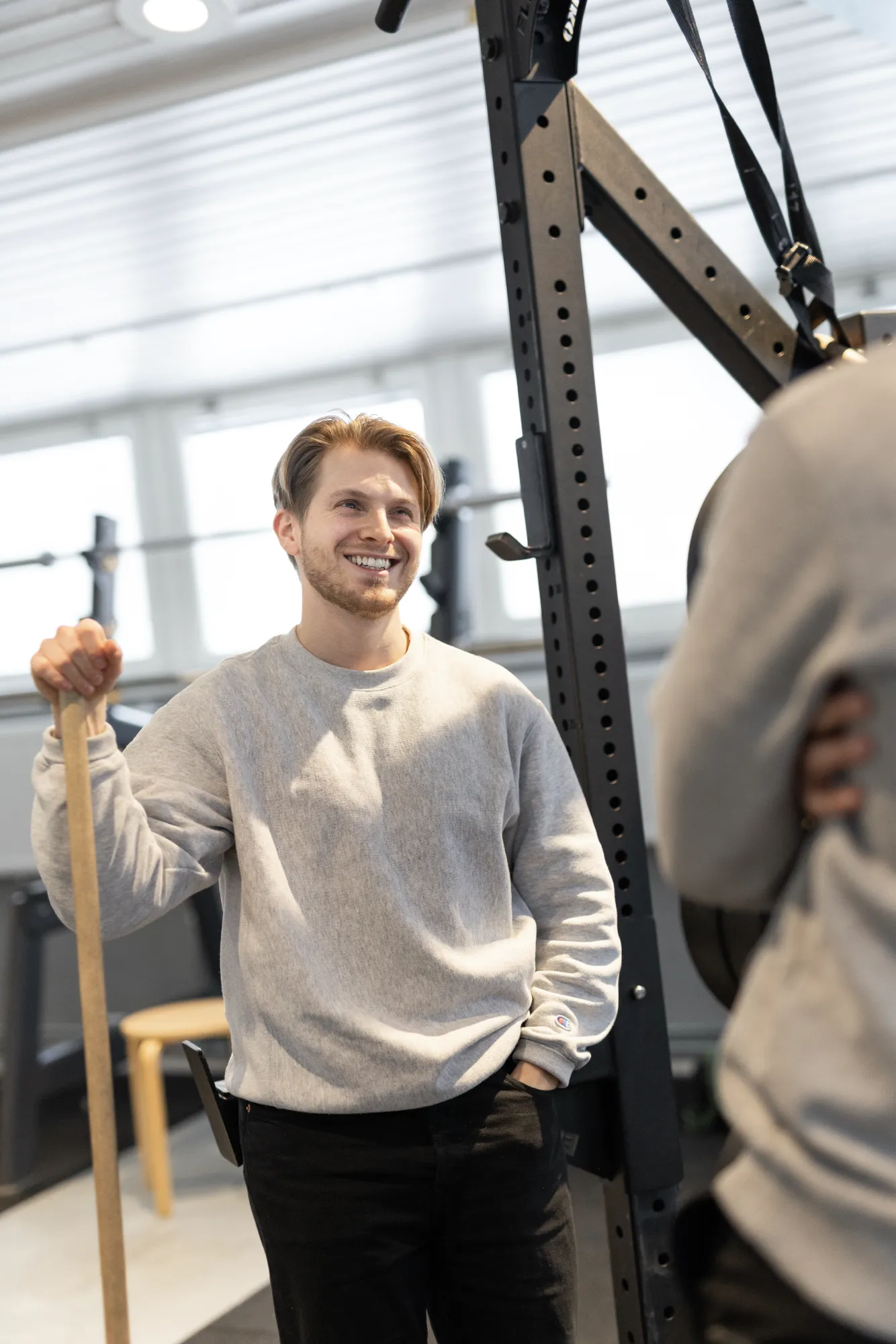 Glad student i gym på naprapatutbildningen på NIMM i Stockholm