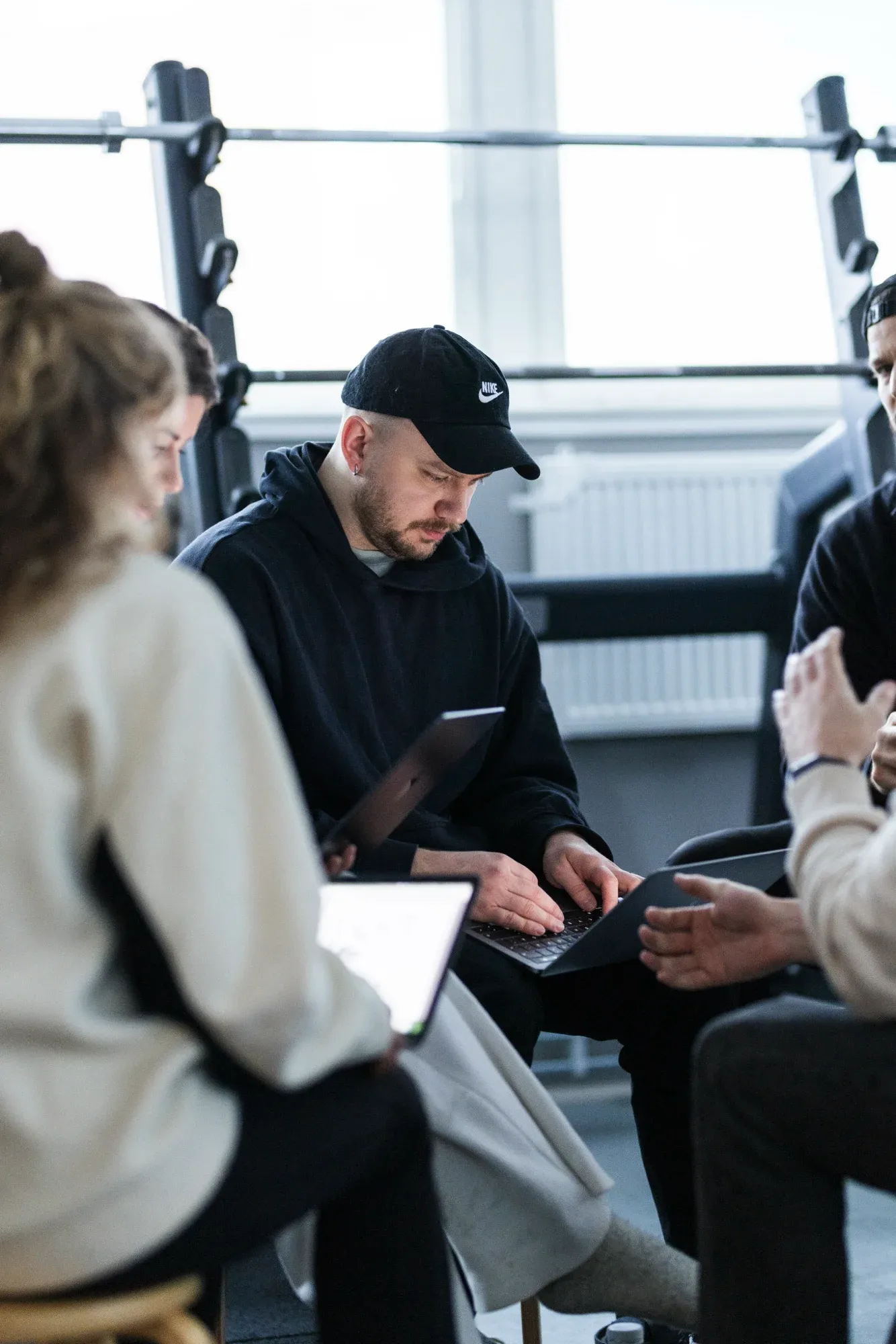 Studenter diskuterar och samarbetar under naprapatutbildningen på NIMM