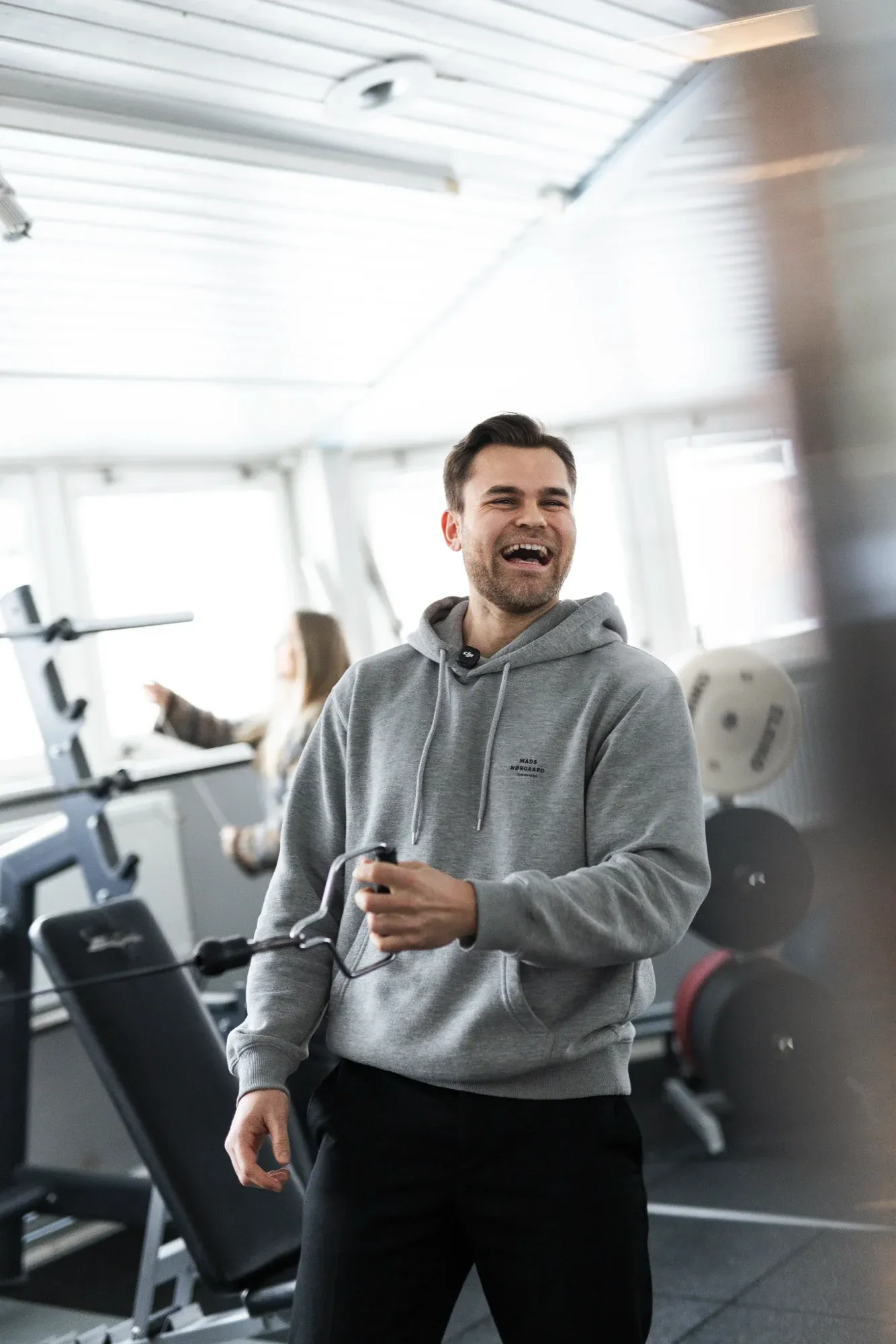 Student skrattar i träningshall under naprapatutbildningen på NIMM i Stockholm