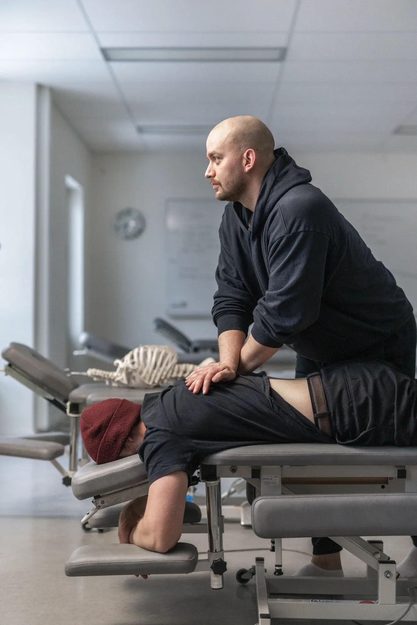 Student på naprapatutbildningen övar ryggbehandling i klinisk miljö på NIMM
