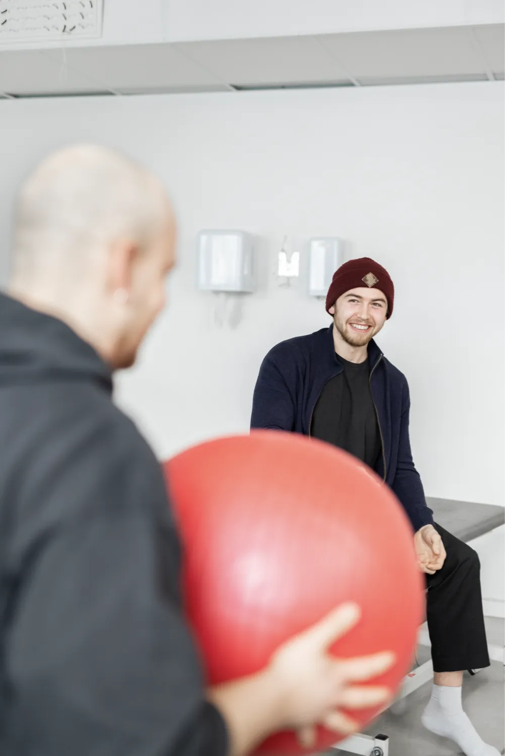 Student på kiropraktorutbildningen övar rehabiliteringsövningar med boll på NIMM