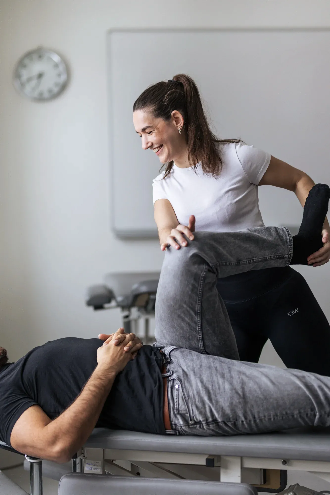 Student på osteopatutbildningen övar benbehandling på behandlingsbänk på NIMM